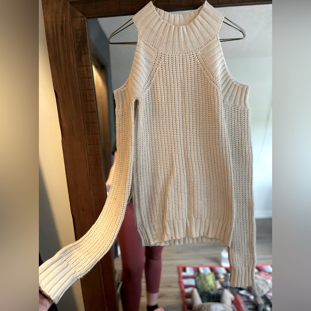Open shoulders sweater